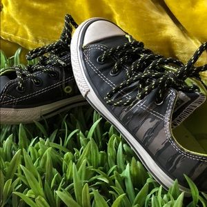 Reflective streaks with neon and black laces